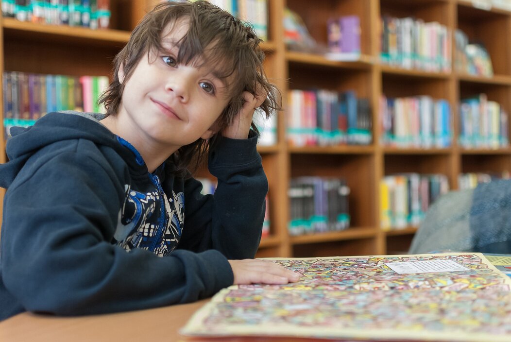 Photo d'un garçon à la bibliothèque