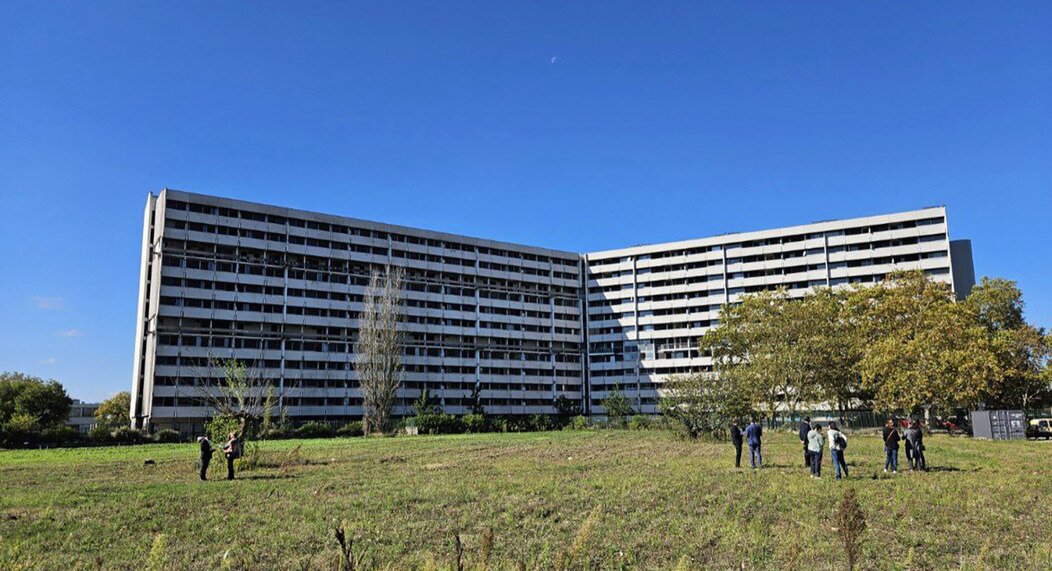 Photo de la friche de l'ex-collège Badiou occupée par un projet maraîchage urbain