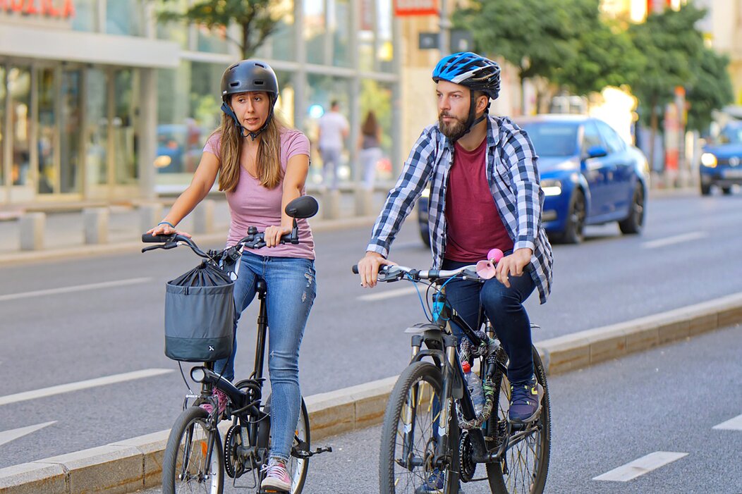 Photo de deux cyclistes en ville