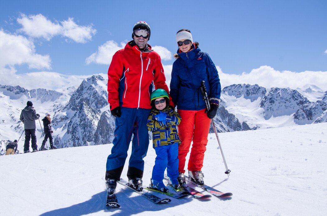 Photo d'une famille sur une piste de ski