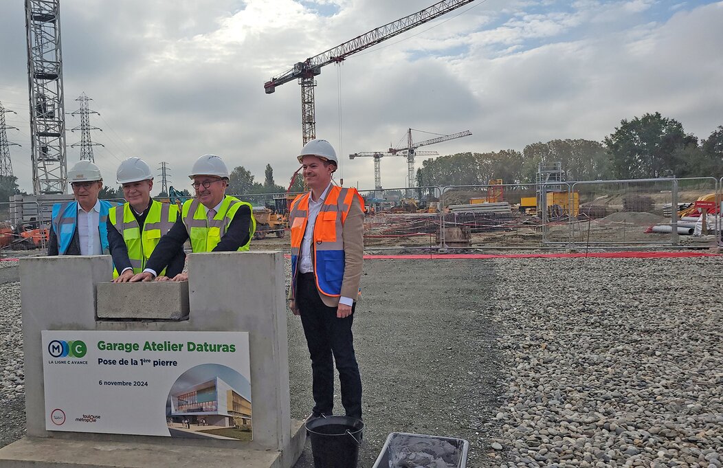 Photo de la pose de la première pierre du bâtiment