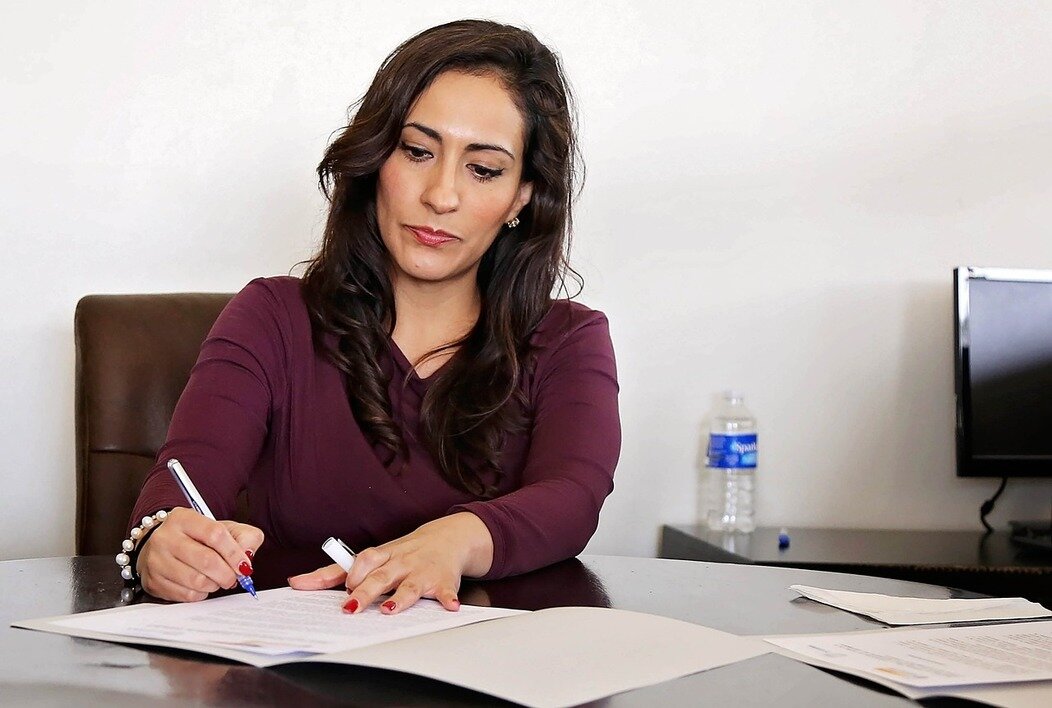 Photo d'une salariée signant un contrat