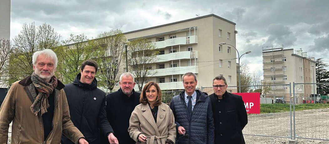 Photo de la pose de la première pierre avec Karine Travail-Michelet et de Philippe Trantoul