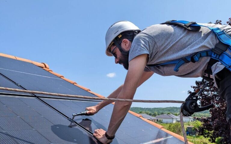 Photo de l'installation de panneaux photovoltaïques par l'entreprise Merci Edmond