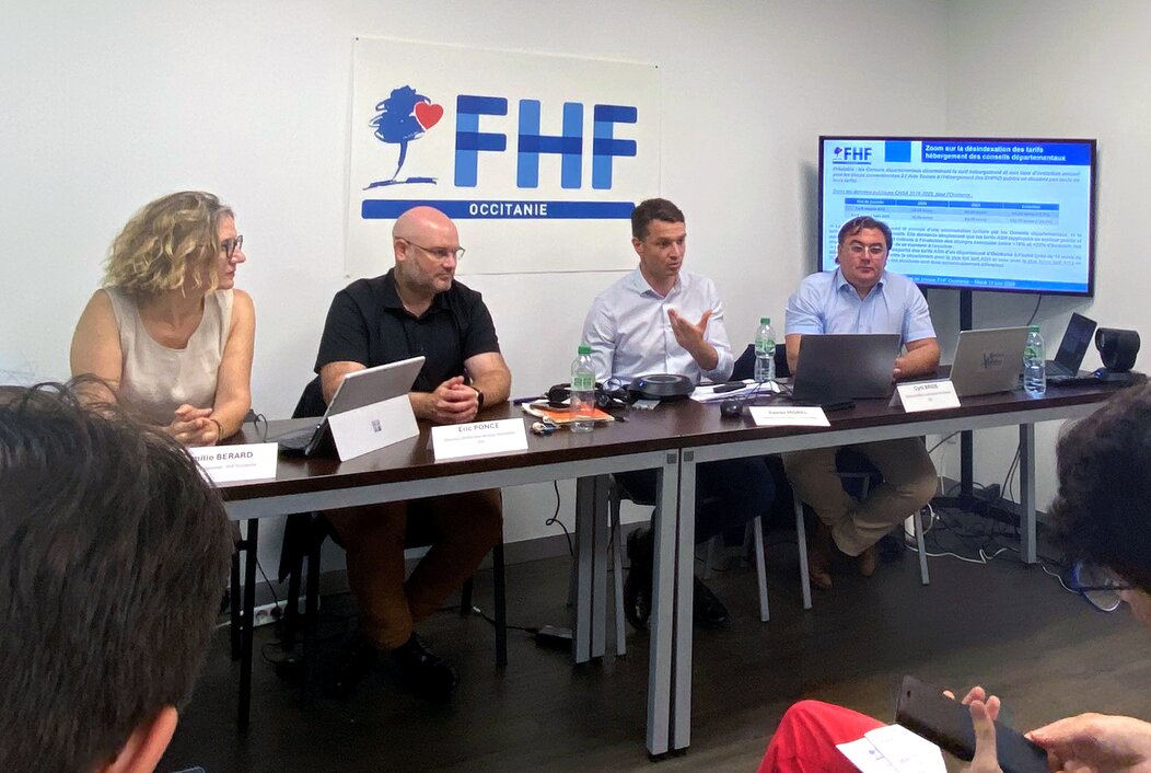 Photo de la présentation de l'enquête de la FHF lors d'une conférence de presse