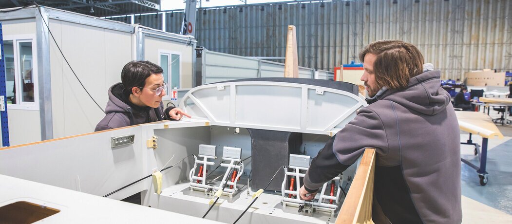 Photo de l'équipe de menuiserie au travail