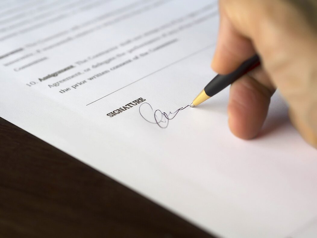 Photo d'une signature d'un contrat