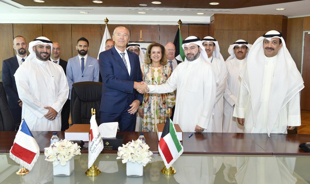 Photo de la signature du contrat entre Meteo France international et la Direction Générale de l'Aviation Civile du Koweït