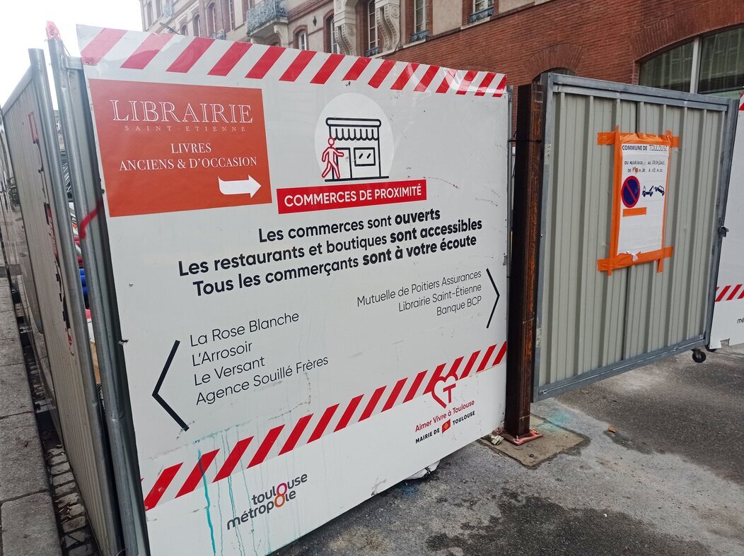 Photo de l'affiche des travaux promouvant les commerces de proximité