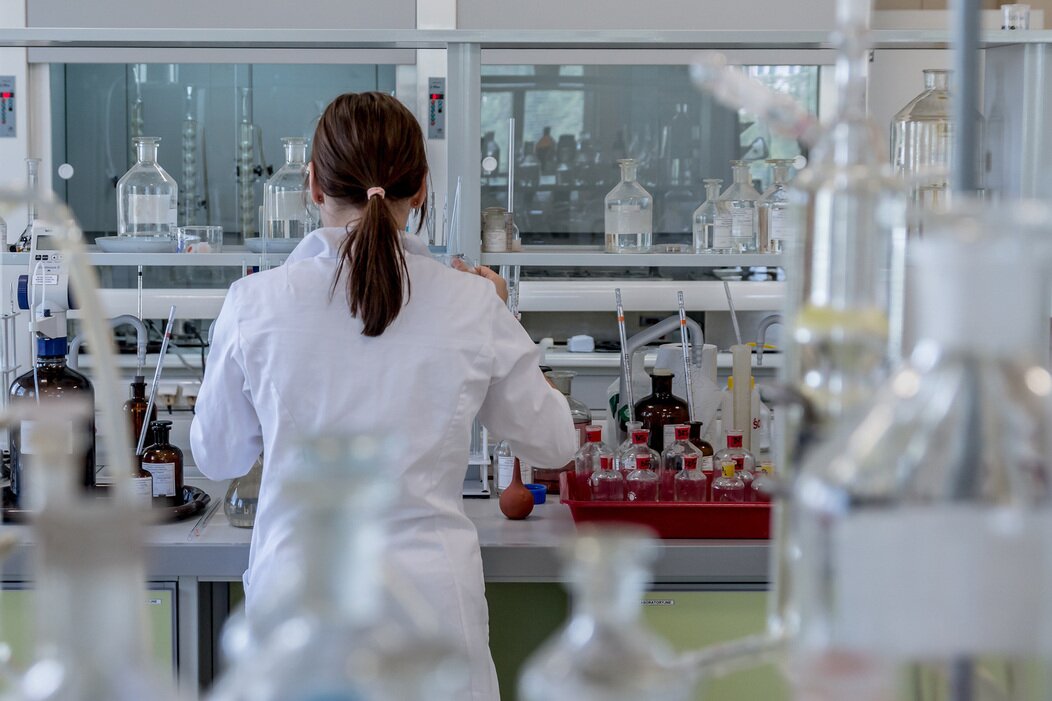 Photo d'une personne travaillant dans un laboratoire