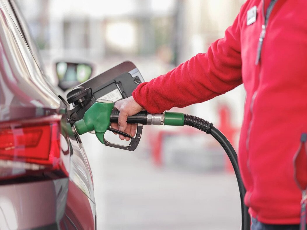 Photo d'une personne faisant le plein de carburant