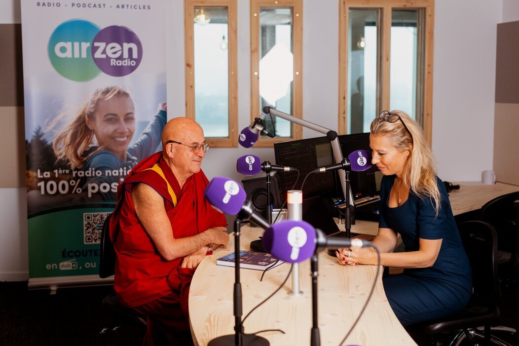 Photo du tournage d'une émission dans les studios de la radio Airzen