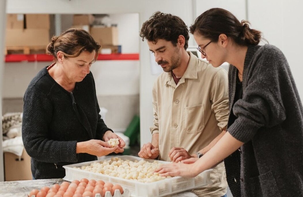 Photo de Katia Garrouste aux côtés de son fils Théo et de sa nièce Mathilde Brefeghello