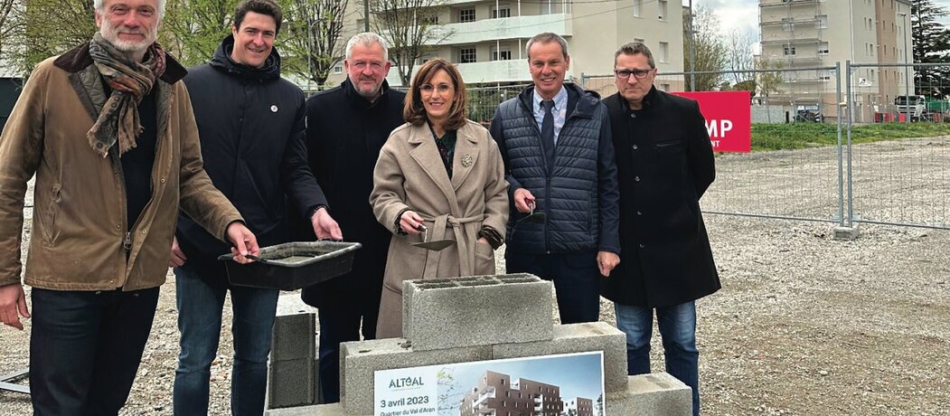 Photo de la pose de la première pierre avec Karine Travail-Michelet et de Philippe Trantoul