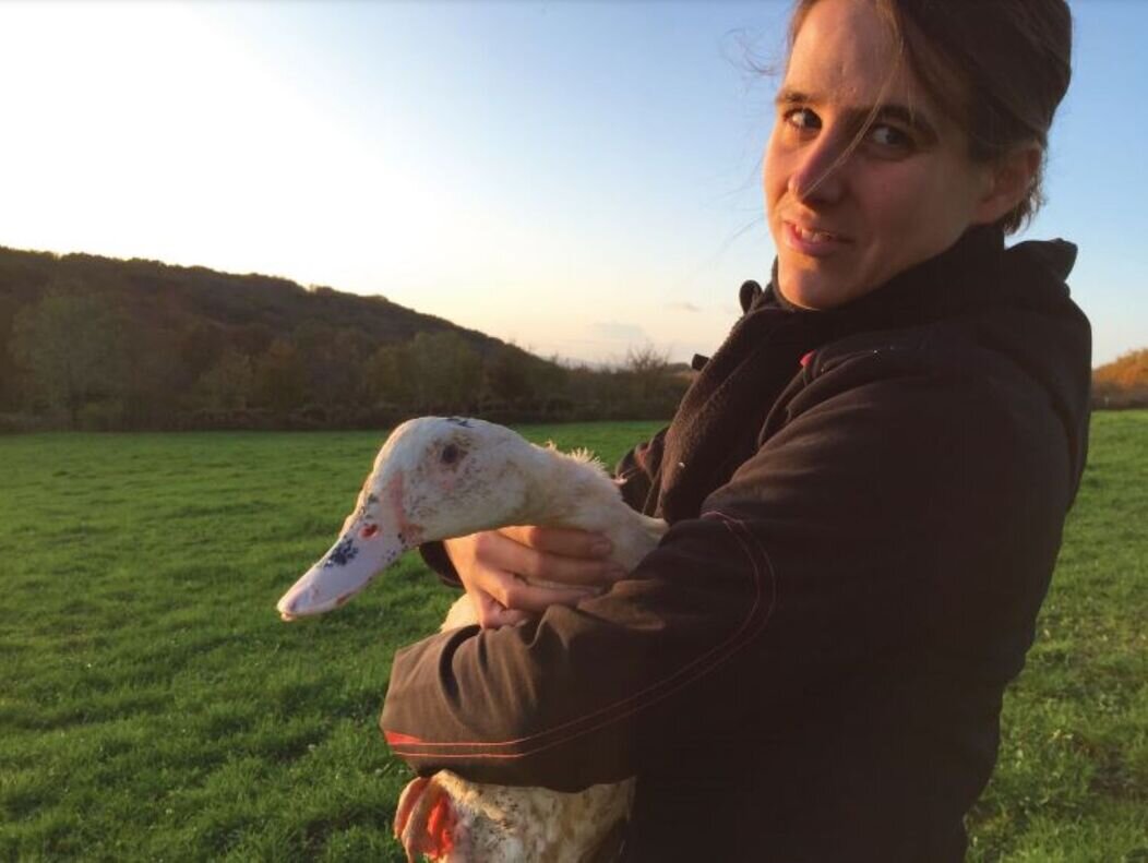 Photographie de Lise Monteillet avec un canard dans les bras
