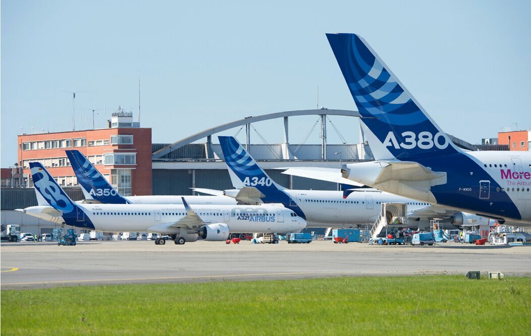 Photo d'un aéroport contenant des Airbus